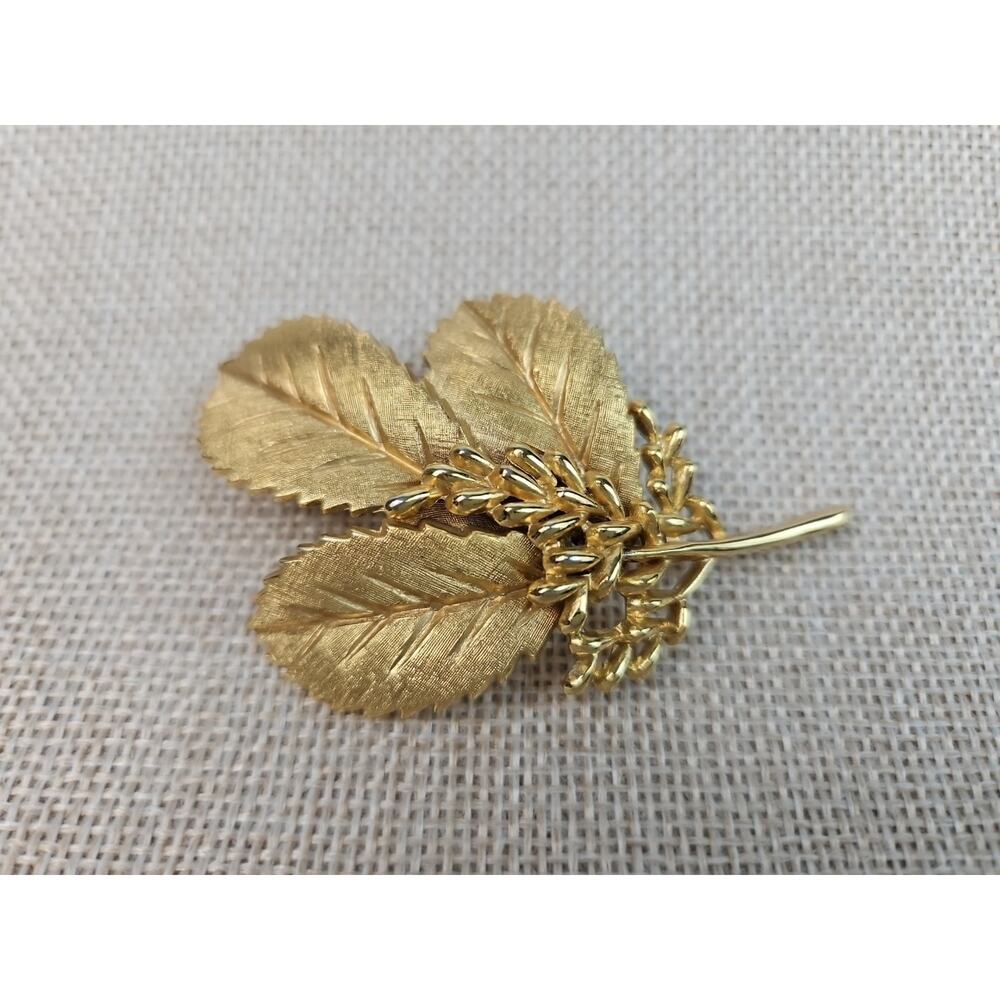 Crown Trifari Brooch Vintage Leaf Nature‎ Gold Art Signed Original Detailed Pin